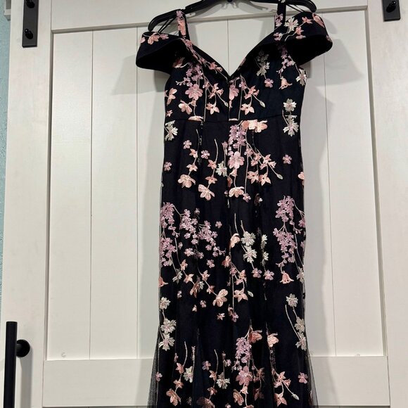 NWT R&M Richards Off Shoulder Evening Gown w/Floral Embellishments Size 6 - Picture 5 of 5